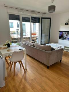 Modern 2BR Train, Versailles, Paris - 1