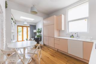 Stylish & Modern 3 Bed Flat in NW London with Garden - 6