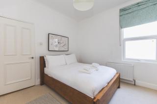 Stylish & Modern 3 Bed Flat in NW London with Garden - 4