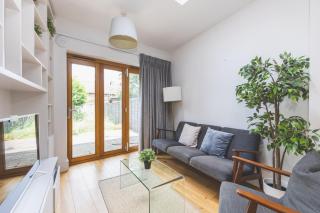 Stylish & Modern 3 Bed Flat in NW London with Garden - 2