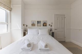Stylish & Modern 3 Bed Flat in NW London with Garden - 1