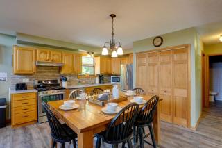 3-Acre Benezette Cabin: Hot Tub, Grill & Mtn View - 3