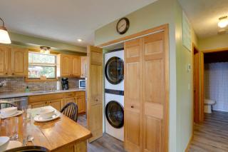 3-Acre Benezette Cabin: Hot Tub, Grill & Mtn View - 1