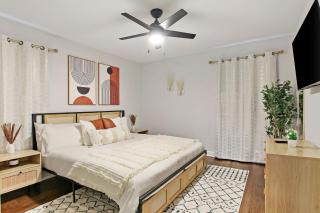 West Chicago Boho House with Library, Workspace & Garage - 7