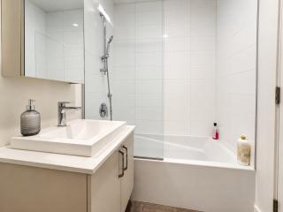 Charming 1BR Near Bell Centre Splittable King Bed - 5