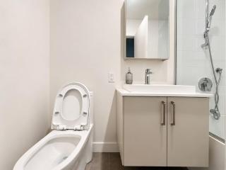 Charming 1BR Near Bell Centre Splittable King Bed - 4