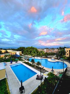 Apartamentos 2H cerca al Aeropuerto con 4 PISCINAS, Jacuzzi y Sauna by Molca Travel - 9