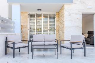 Seaside Elegant 1BR Flat in Prime Location - 8