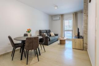 Seaside Elegant 1BR Flat in Prime Location - 3