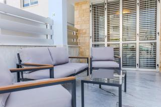 Seaside Elegant 1BR Flat in Prime Location - 4