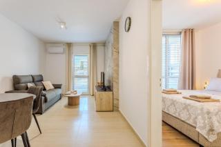 Seaside Elegant 1BR Flat in Prime Location - 1