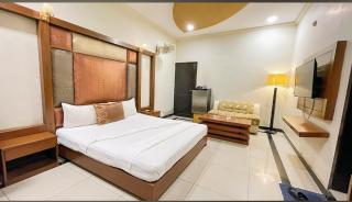 Royal Central Hotel Guest House Lahore - 1