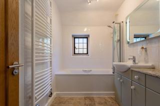 Beautiful 3-Bedroom Duplex in the Heart of Chipping Campden - 2