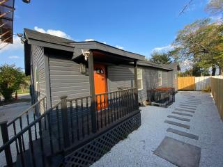 Cozy Remodeled 2 BD Heights Bungalow - 8