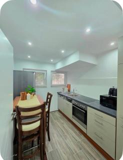 Modern Boutique Studio with Private Entrance and Parking - 6
