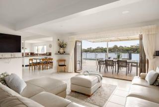 Breathtaking River Views on Noosa Parade - 0