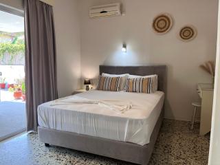 Nikos Studios Apts & Suites - 8