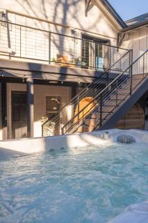 Walkable Downtown Spa Retreat - 8