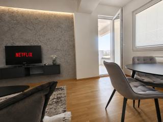 Modern Luxury Stay - Prime Location - Free Parking - 4