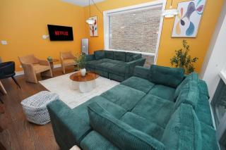 Spacious 4BR West Loop Retreat with Optional Parking - 6