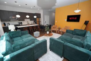 Spacious 4BR West Loop Retreat with Optional Parking - 3