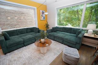 Spacious 4BR West Loop Retreat with Optional Parking - 1