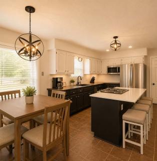 Lark Meadow Retreat Sleeps 10 - 1