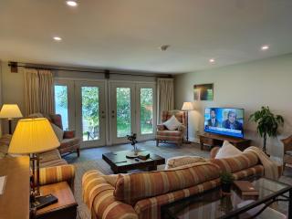 134 Entire 7BR Lakefront Cottage Beach, Kayaks - 6