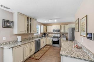 5BR/3BA Retreat | Near Stone Mountain | Sleeps 10 - 4