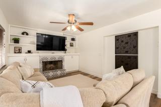 Stylish Val Vista Home 3BR Yard Putting Green - 9