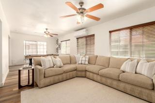 Stylish Val Vista Home 3BR Yard Putting Green - 4