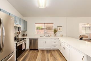 Stylish Val Vista Home 3BR Yard Putting Green - 1