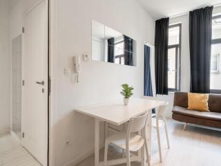 Stylish Apartment with Modern Amenities - 9