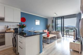 Tranquil, Spacious, Quiet Trendy With A View - 0