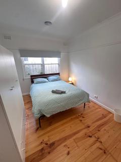 Cozy Queen Room Conveniently Located - CR3 - 0