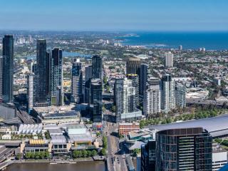 Skyline Retreat in CBD above Level 70 next to Skybus - 8