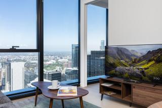 Skyline Retreat in CBD above Level 70 next to Skybus - 4