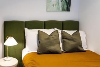 West Side Place CBD 2 Bed w Pool Sauna Gym - 2