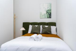 West Side Place CBD 2 Bed w Pool Sauna Gym - 1