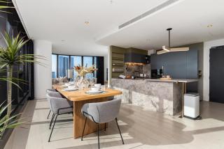Executive Penthouse in Heart of Melbourne 3BR w Parking - 9