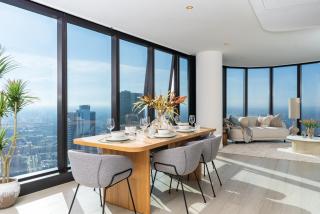 Executive Penthouse in Heart of Melbourne 3BR w Parking - 4
