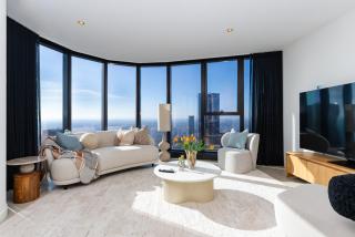 Executive Penthouse in Heart of Melbourne 3BR w Parking - 2