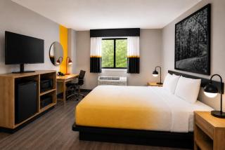 Super 8 by Wyndham Champaign - 6