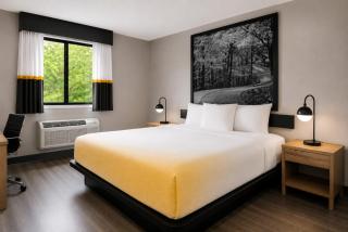 Super 8 by Wyndham Champaign - 4
