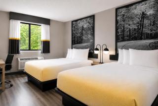Super 8 by Wyndham Champaign - 2