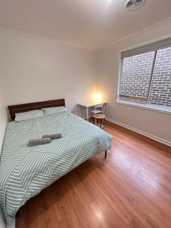 Comfortable Queen Room in Spacious Broadmeadows Home - CR5 - 0