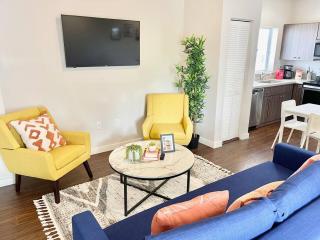 Prime Location 1BR Close to Beach & shops - 9