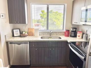 Prime Location 1BR Close to Beach & shops - 7