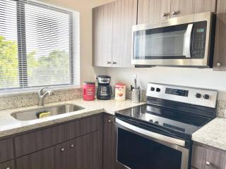 Prime Location 1BR Close to Beach & shops - 6