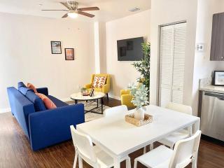 Prime Location 1BR Close to Beach & shops - 8
